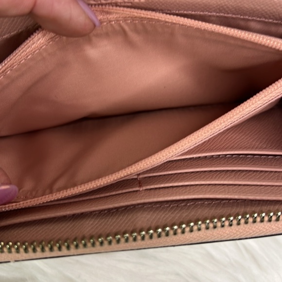 GUC- Coach patent leather longWallet - Picture 6 of 11